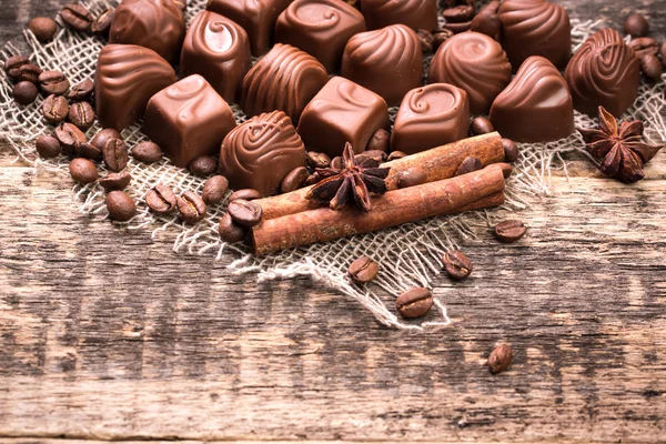 Ahşap arka plan üzerinde lezzetli çikolata şekerleme