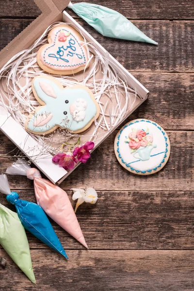 Färg isbildning cookie på trä bakgrund och Glasstrutar med glasyr för målning — Stockfoto