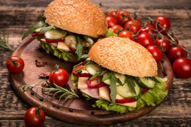 antika ahşap zemin üzerine ev yapımı hamburger