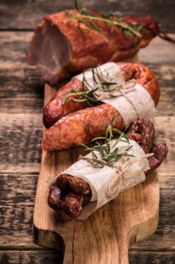 Meze tabağı salam ve ahşap arka plan üzerinde et catering