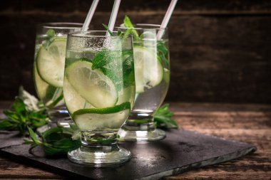 su ile limon, limon ve nane ahşap bir masa üzerinde Detoks