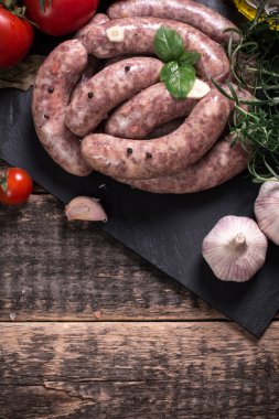 Taze kasap et ürün yelpazesine ahşap masa üzerinde taze biberiye ile süslenmiş kesmek