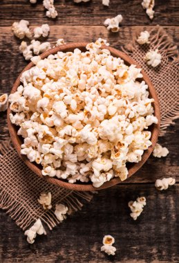 bir kase mısır ahşap bir masa üzerinde