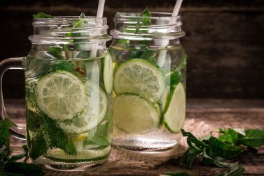 su ile limon, limon ve nane ahşap bir masa üzerinde Detoks