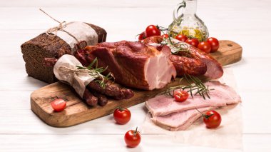 Meze tabağı salam ve ahşap arka plan üzerinde et catering