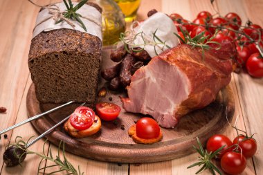 Meze tabağı salam ve ahşap arka plan üzerinde et catering