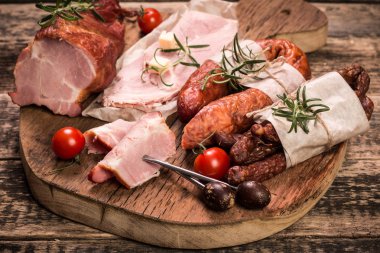 Meze tabağı salam ve ahşap arka plan üzerinde et catering