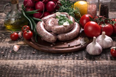 Taze kasap et ürün yelpazesine ahşap masa üzerinde taze biberiye ile süslenmiş kesmek