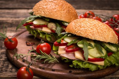 antika ahşap zemin üzerine ev yapımı hamburger