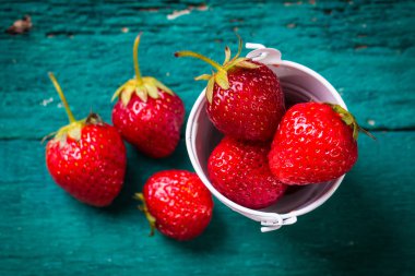 Ahşap masa sağlıklı gıda taze çilek