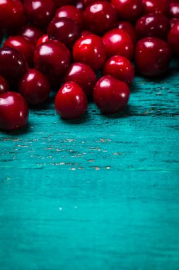 Taze kiraz ahşap masa sağlıklı gıda 