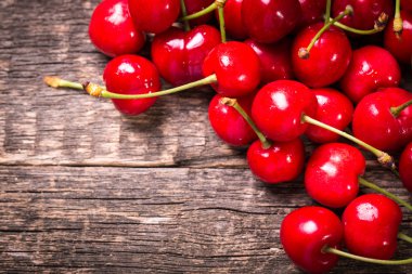 Taze kiraz ahşap masa sağlıklı gıda 