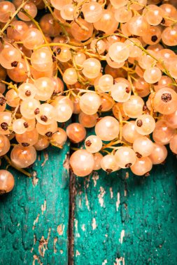 Yaz taze çilek, sağlıklı gıda, ahşap arka plan