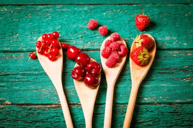 Taze yaz meyveleri, ahşap arka plan, sağlıklı gıda.