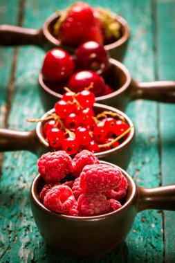 Taze yaz meyveleri, ahşap arka plan, sağlıklı gıda.