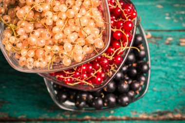 Taze yaz meyveleri, ahşap arka plan, sağlıklı gıda.