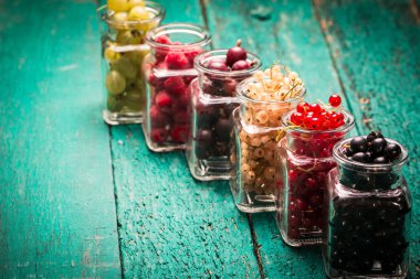 Taze yaz meyveleri, ahşap arka plan, sağlıklı gıda.