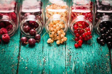 Taze yaz meyveleri, ahşap arka plan, sağlıklı gıda.