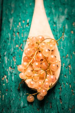 Taze yaz meyveleri, ahşap arka plan, sağlıklı gıda.