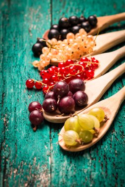 Taze yaz meyveleri, ahşap arka plan, sağlıklı gıda.