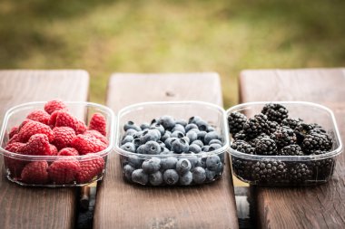 Taze yaz meyveleri, ahşap arka plan, sağlıklı gıda.
