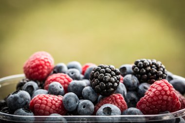 Taze yaz meyveleri, ahşap arka plan, sağlıklı gıda.