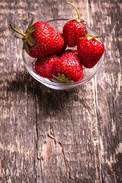 Fresa fresca en mesa de madera comida saludable — Foto de Stock