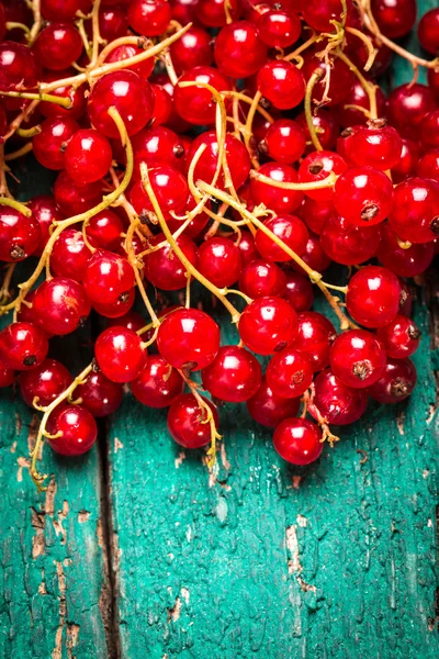 나무 테이블, 건강 식품에 redcurrant 열매. — 스톡 사진