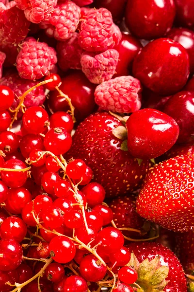 Taze yaz meyveleri, ahşap arka plan, sağlıklı gıda.