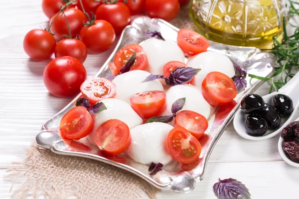 Mozzarella, cherry rajčata a čerstvá bazalka - ingredience na caprese salát — Stock fotografie