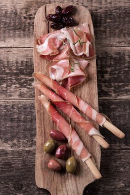 Baharat ile İtalyan mutfağının lezzetli salam dilimleri kıvrılmış 