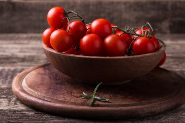 Ahşap arka planda kiraz domatesleri