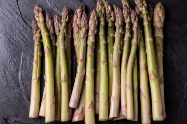 Tahta masada bir demet taze kuşkonmaz.