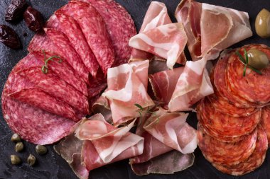 Geleneksel İspanyolca tapas veya İtalyan antipasti