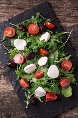 Mozzarella peyniri, salata sağlıklı gıda
