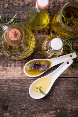 Yağlar vintage ahşap zemin üzerinde. sağlıklı gıda 