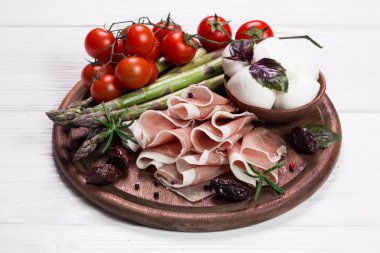Taze prosciutto fesleğen ve mozzarella ile