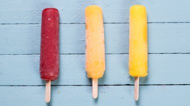 Taze meyve ile renkli çubuklu dondurmayı. Yaz ferahlatıcı dondurma
