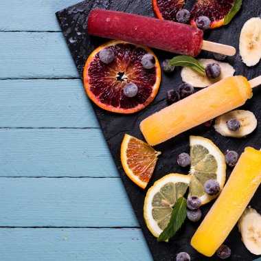 Taze meyve ile renkli çubuklu dondurmayı. Yaz ferahlatıcı dondurma