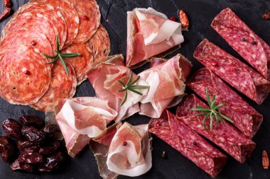 Geleneksel İspanyolca tapas veya İtalyan antipasti