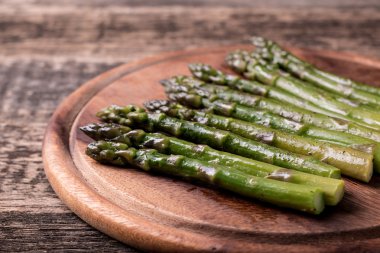 otlar ve sarımsak sote organik kuşkonmaz