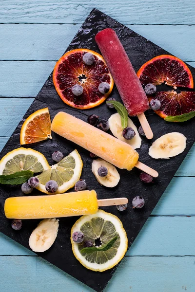 Ghiaccioli colorati con frutta fresca. Gelato rinfrescante estivo — Foto Stock