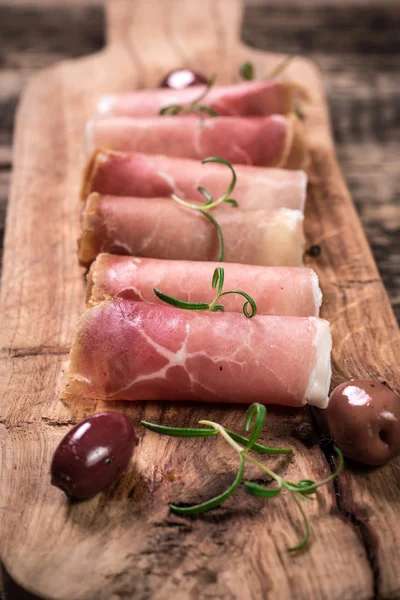 Baharat ile İtalyan mutfağının lezzetli salam dilimleri kıvrılmış — Stok fotoğraf