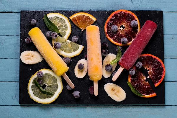 Paletas de colores con frutas frescas. Helado refrescante de verano —  Fotos de Stock