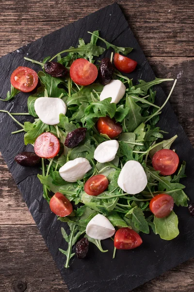 Sallad med mozzarellaost, hälsosam mat — Stockfoto