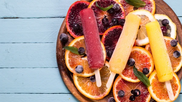 Picolés coloridos com frutas frescas. Gelo refrescante de verão — Fotografia de Stock