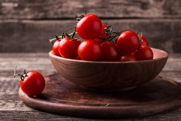Cherry rajčata na dřevěném pozadí — Stock fotografie