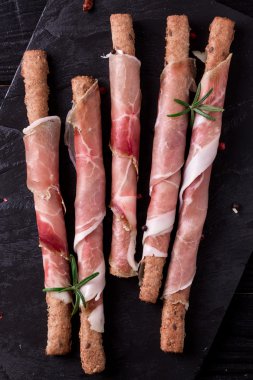 Baharat ile İtalyan mutfağının lezzetli salam dilimleri kıvrılmış 