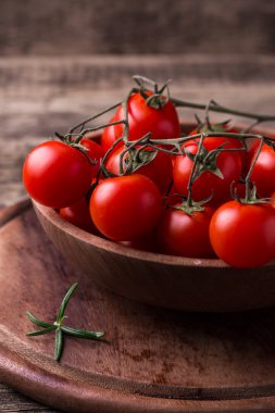 Ahşap arka planda kiraz domatesleri