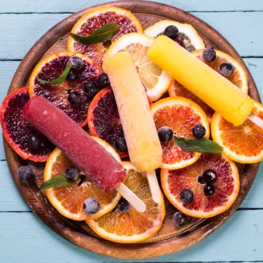 Taze meyve ile renkli çubuklu dondurmayı. Yaz ferahlatıcı dondurma